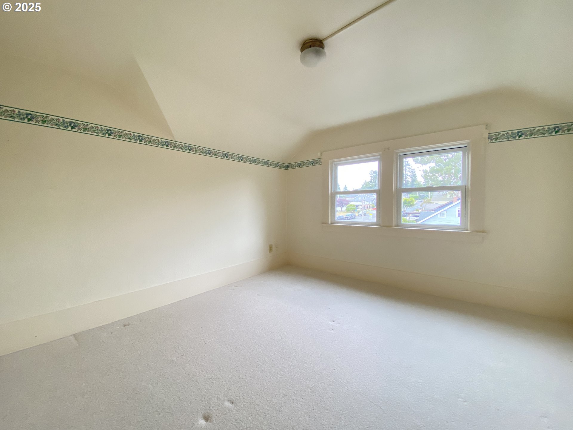 563 NIAGARA AVE