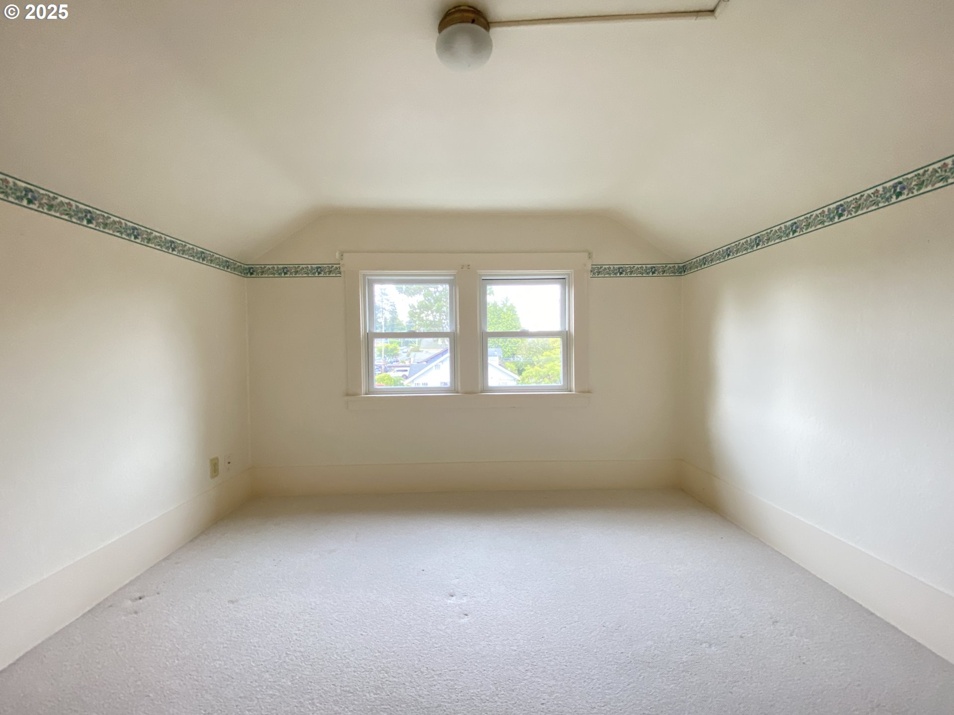 563 NIAGARA AVE