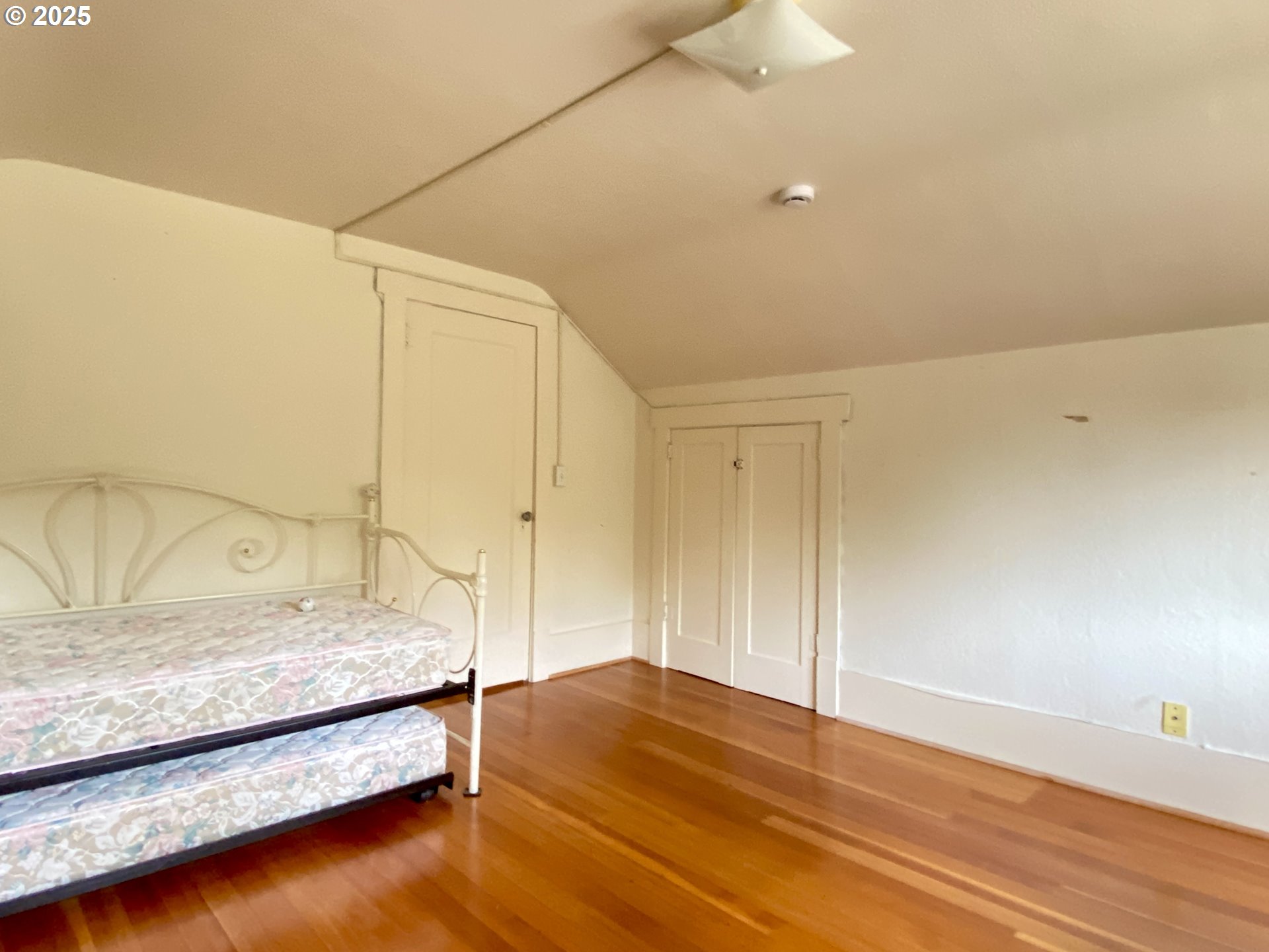 563 NIAGARA AVE