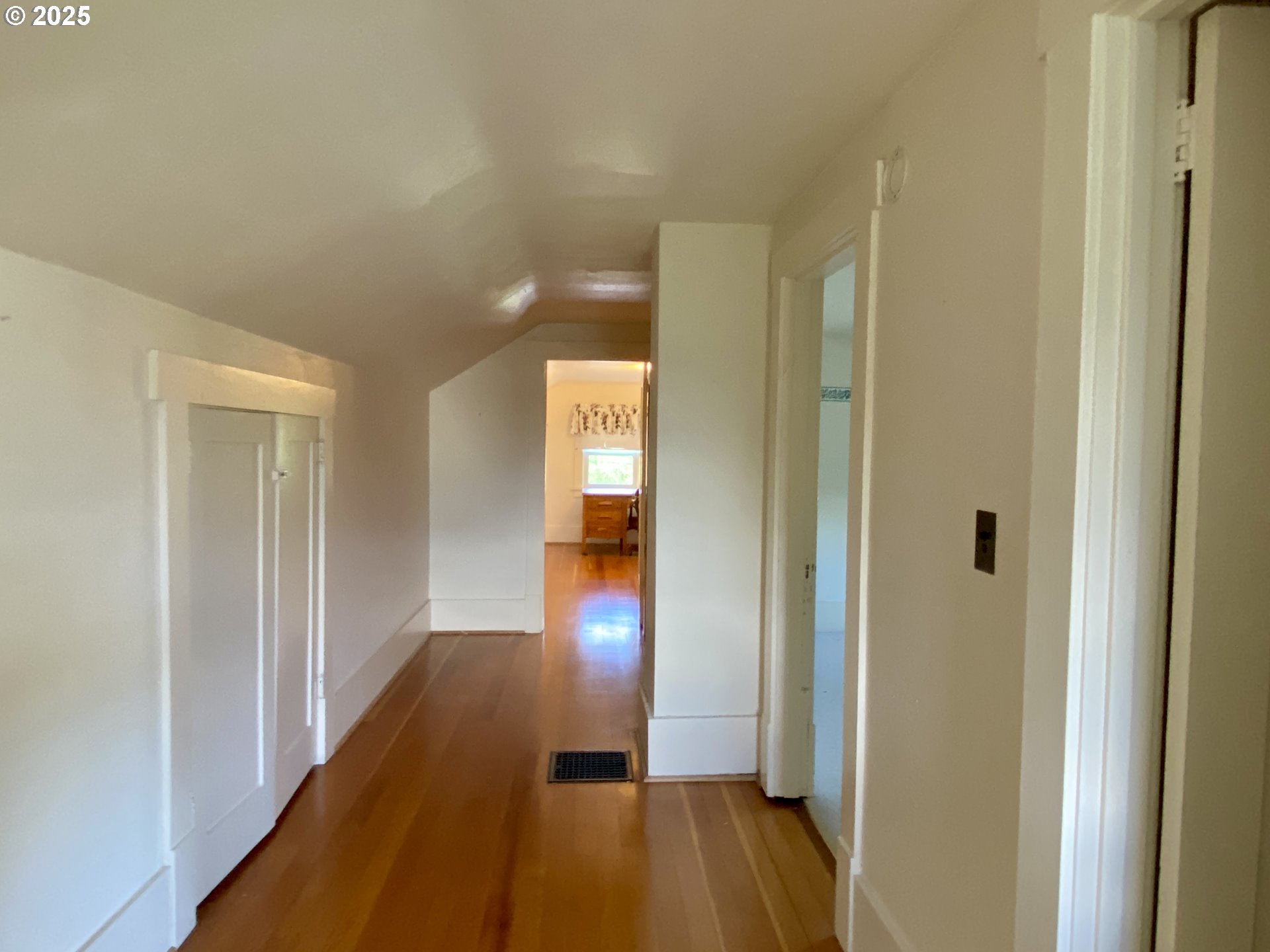 563 NIAGARA AVE