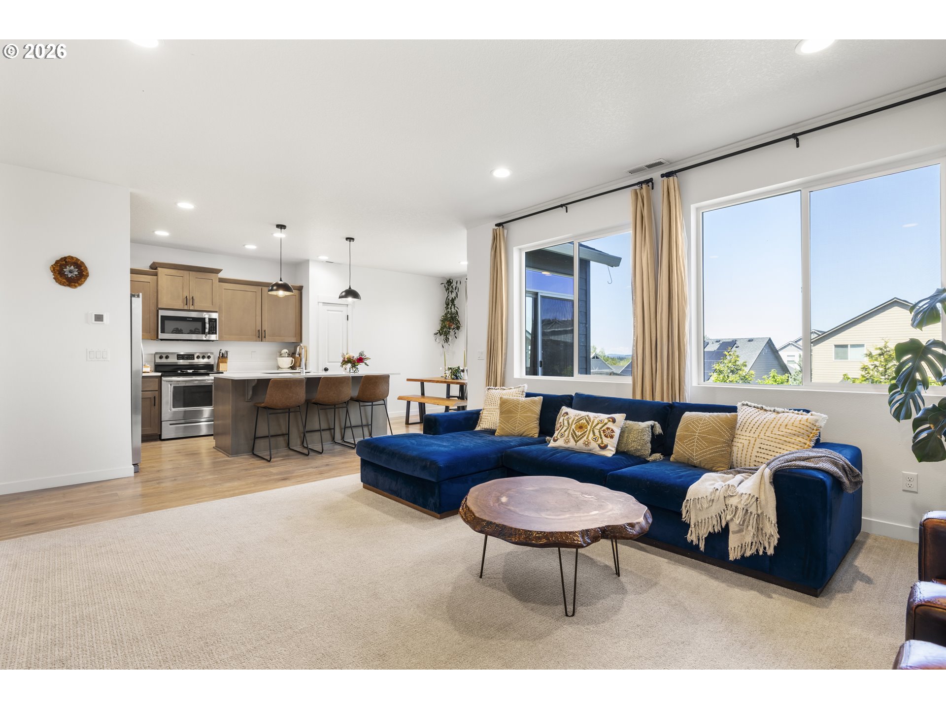 847 NE PINEBREAK DR