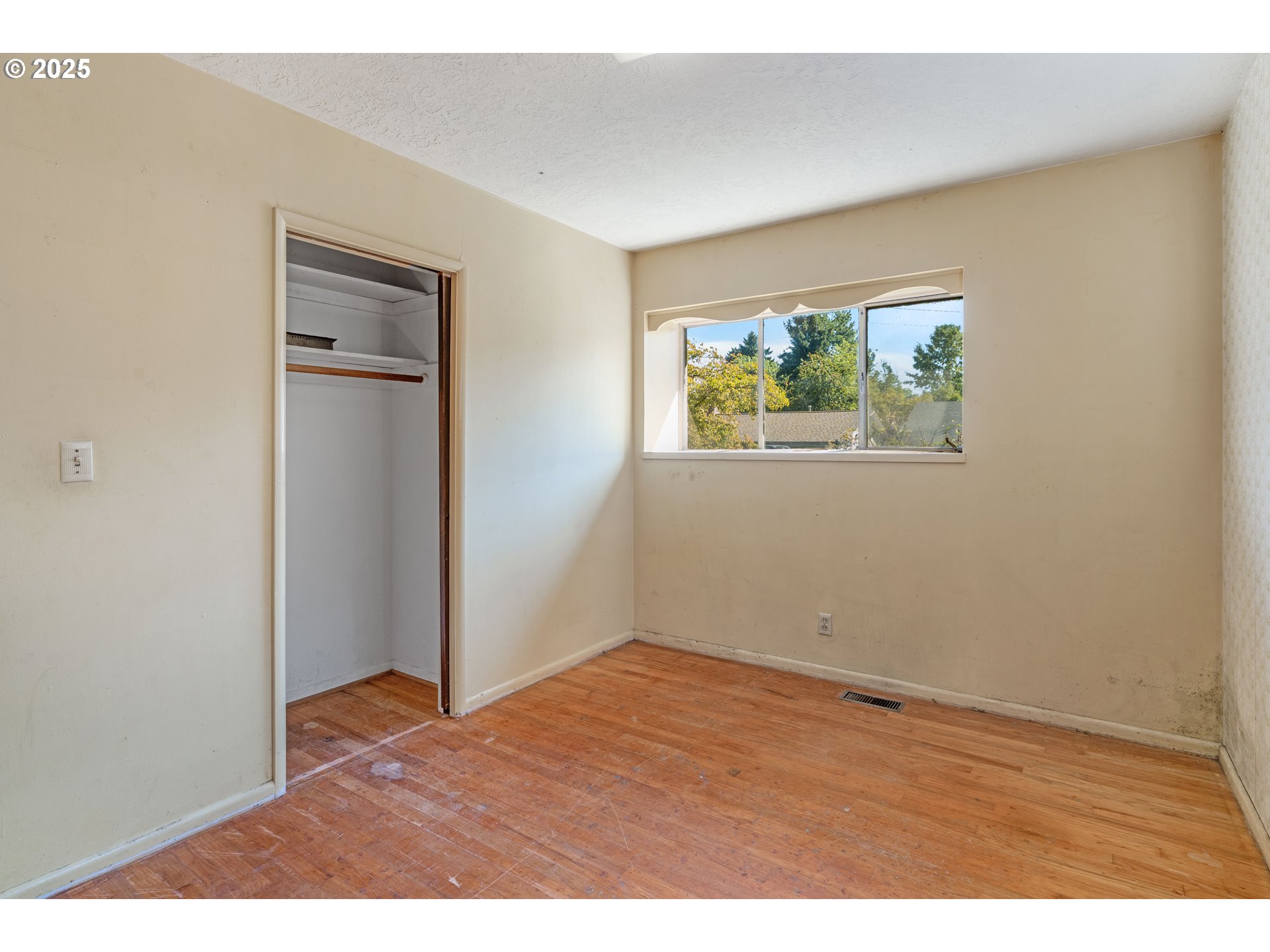 1230 WINDSOR DR