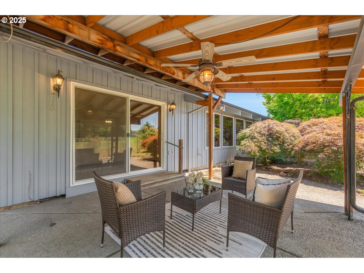 1475 NE COUNTRY CLUB AVE