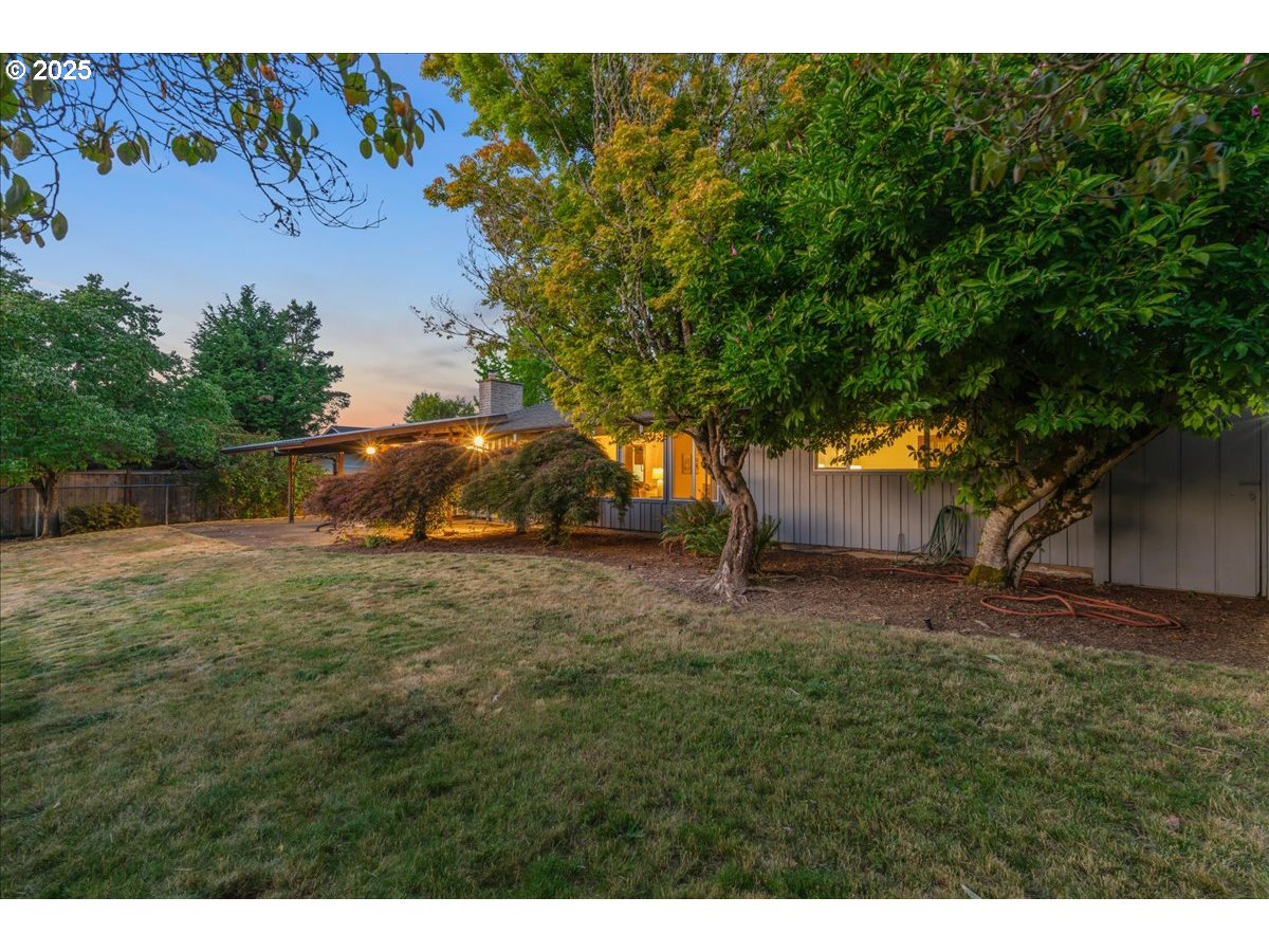 1475 NE COUNTRY CLUB AVE