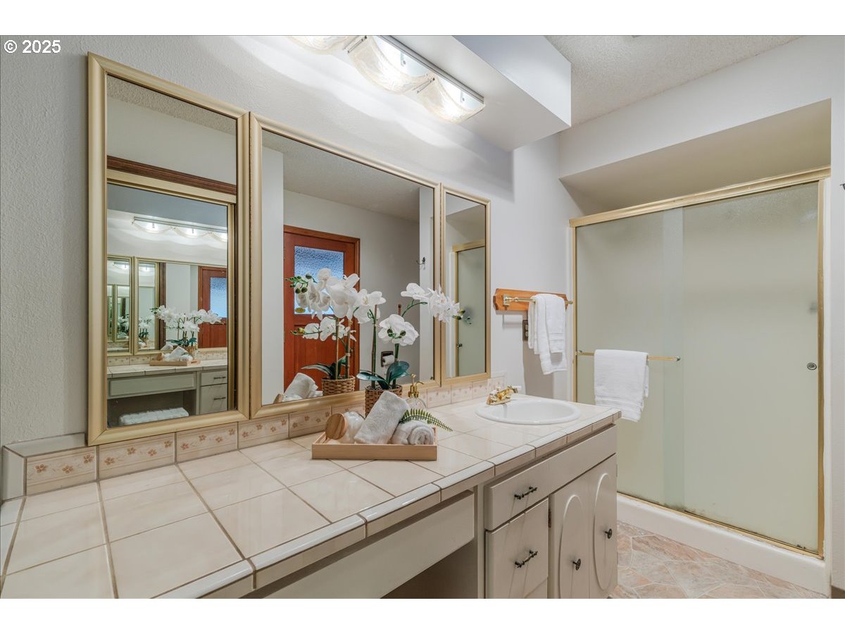 1475 NE COUNTRY CLUB AVE