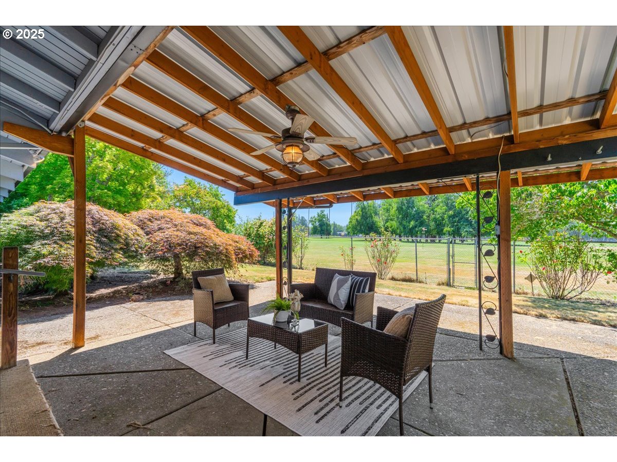 1475 NE COUNTRY CLUB AVE