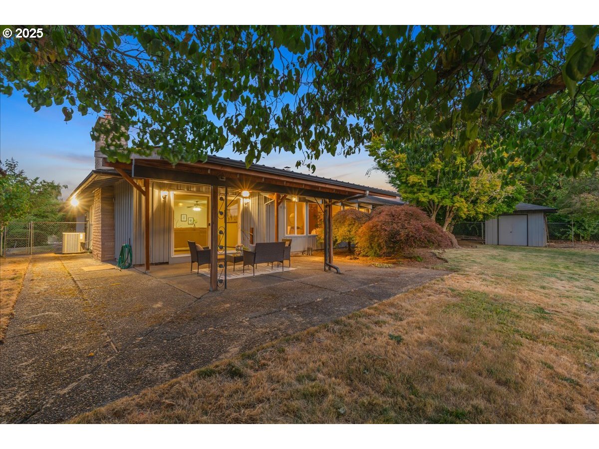 1475 NE COUNTRY CLUB AVE