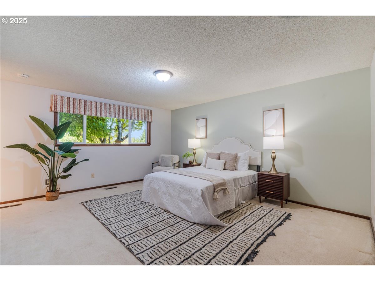 1475 NE COUNTRY CLUB AVE