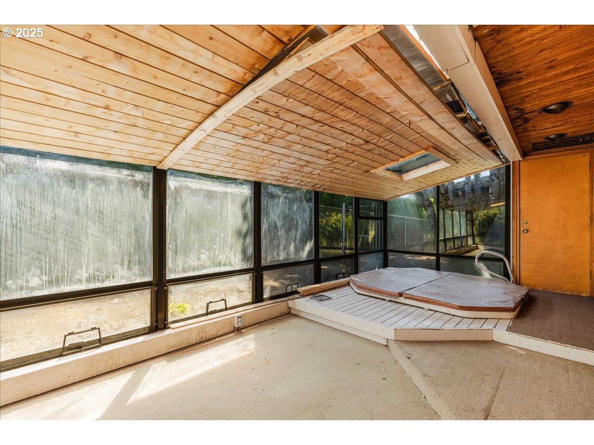 1475 NE COUNTRY CLUB AVE