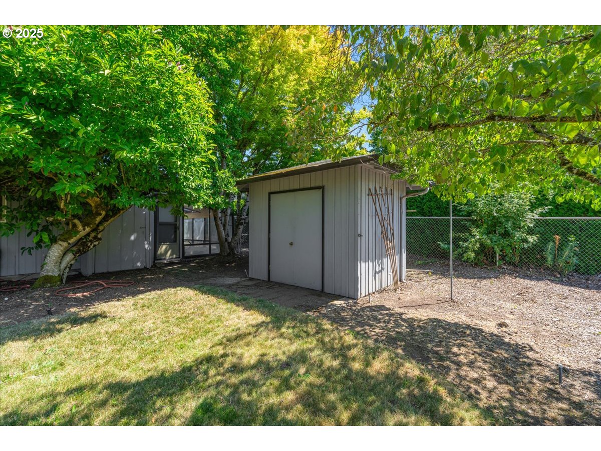 1475 NE COUNTRY CLUB AVE