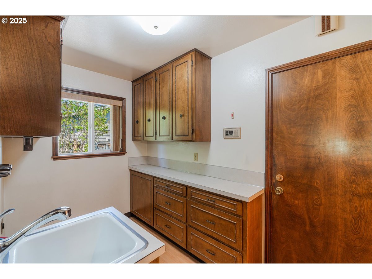 1475 NE COUNTRY CLUB AVE