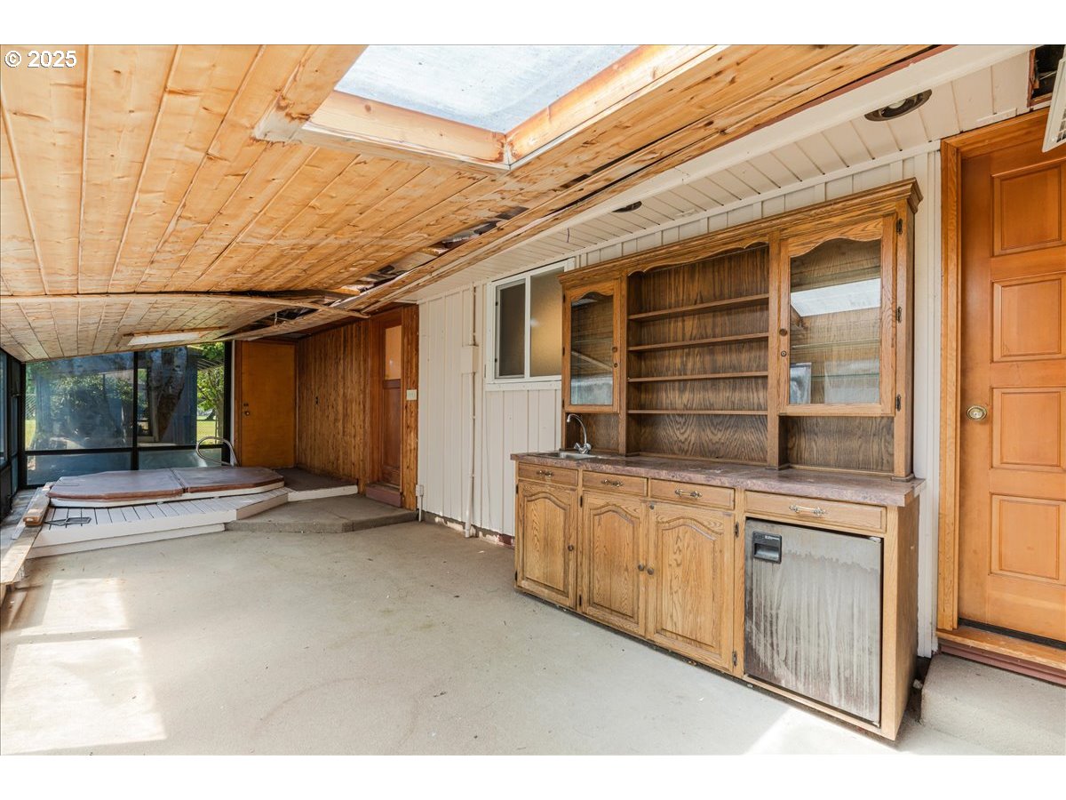 1475 NE COUNTRY CLUB AVE