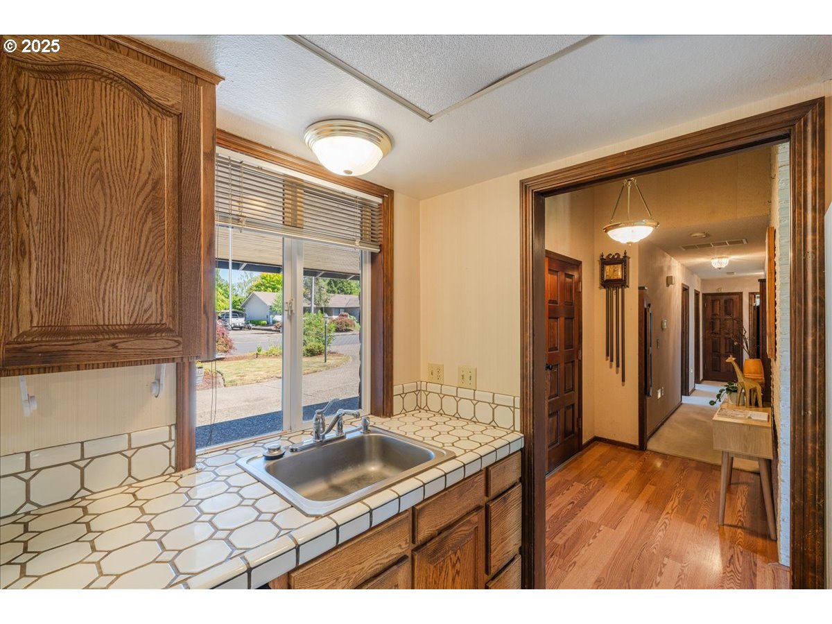 1475 NE COUNTRY CLUB AVE