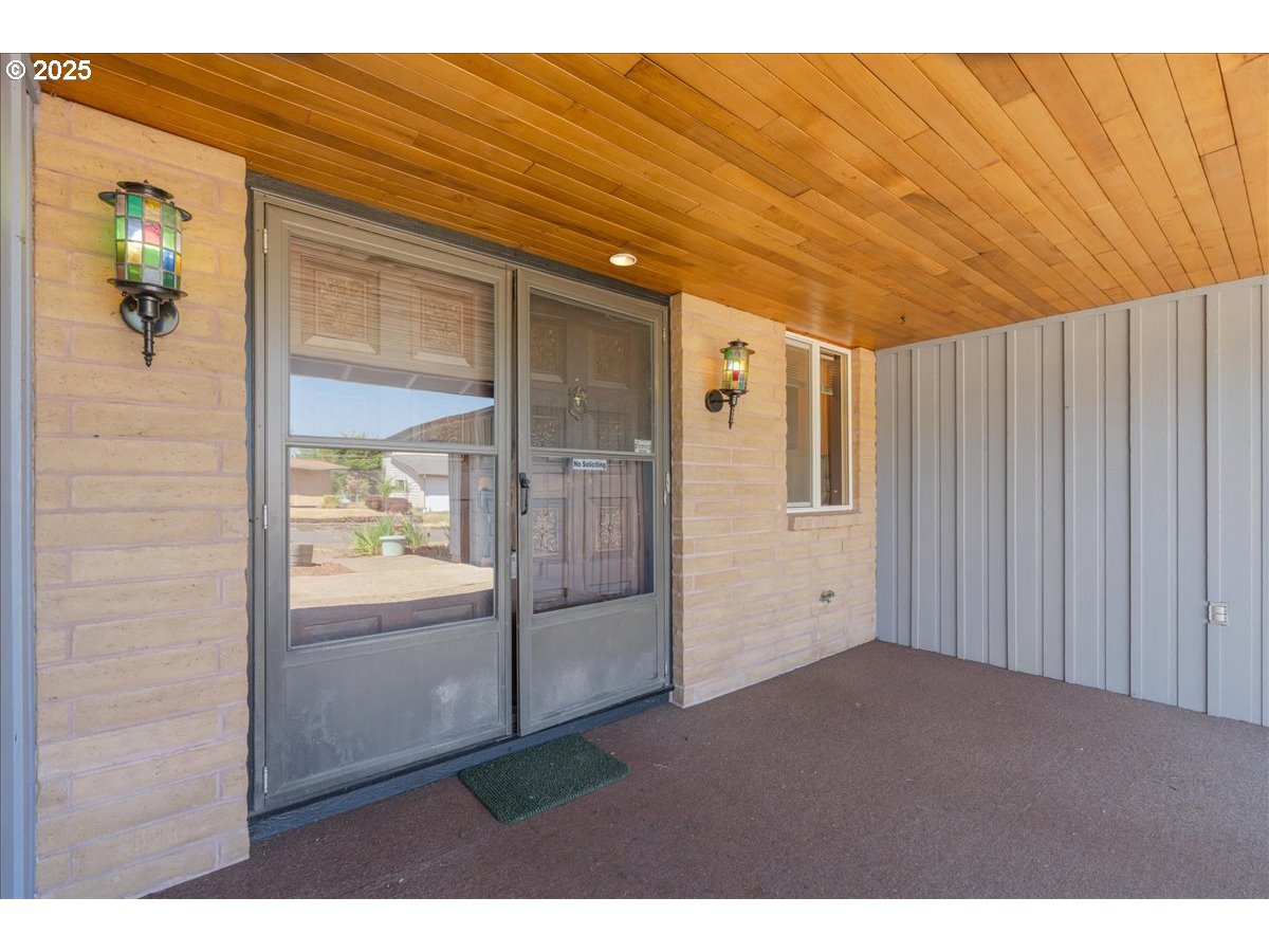 1475 NE COUNTRY CLUB AVE