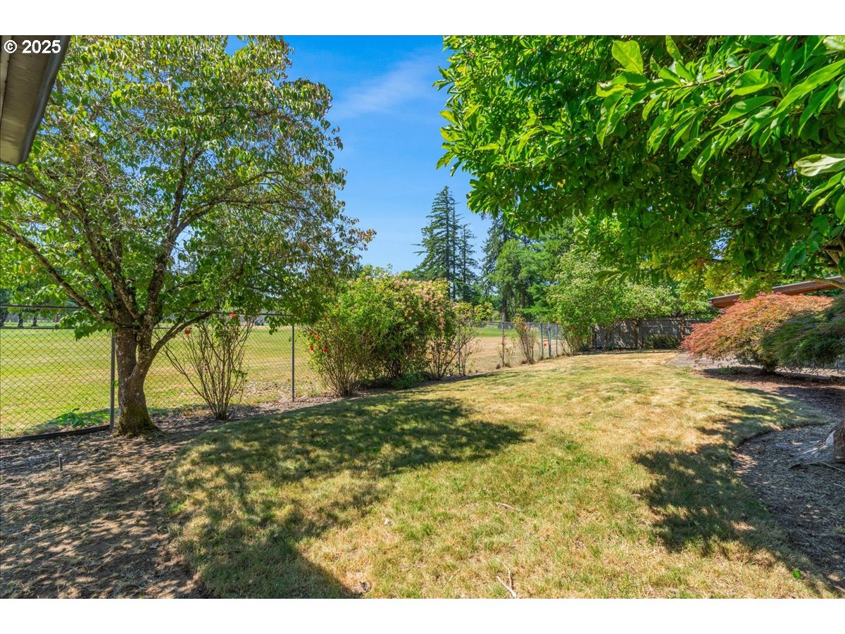 1475 NE COUNTRY CLUB AVE