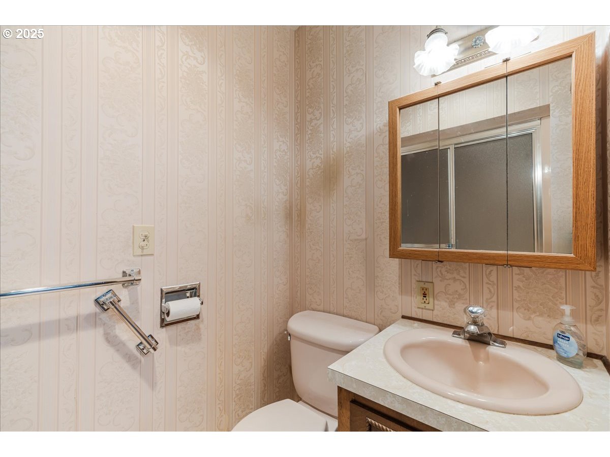 1475 NE COUNTRY CLUB AVE