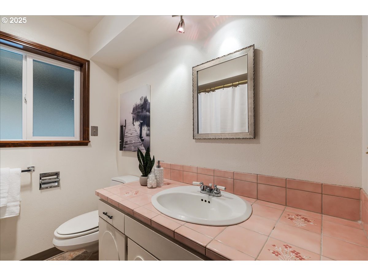 1475 NE COUNTRY CLUB AVE