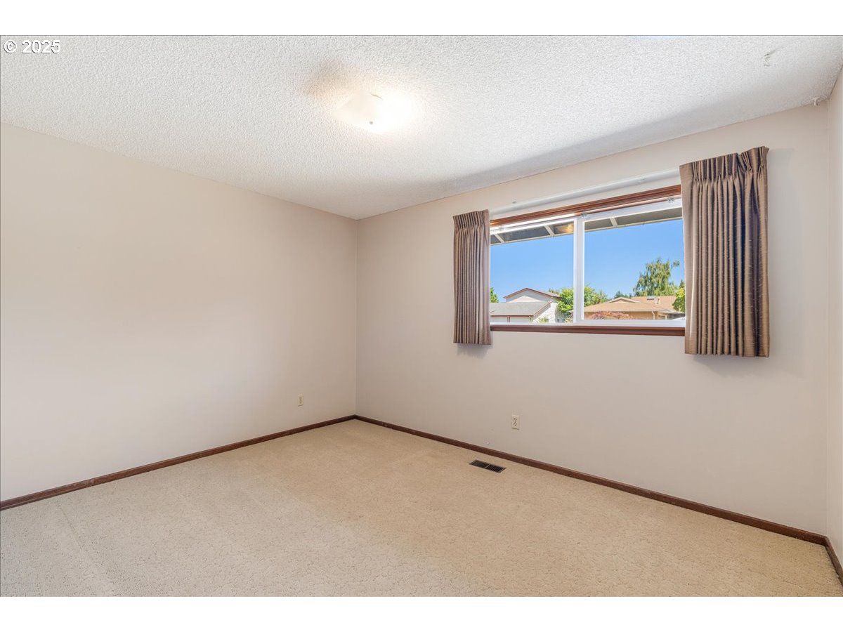 1475 NE COUNTRY CLUB AVE