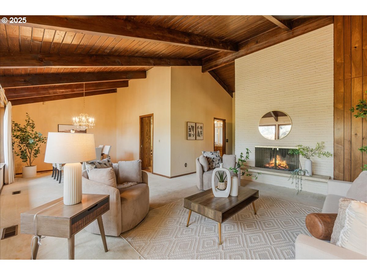 1475 NE COUNTRY CLUB AVE