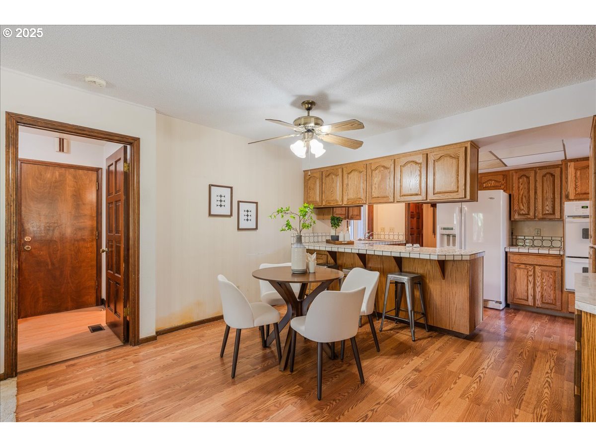 1475 NE COUNTRY CLUB AVE