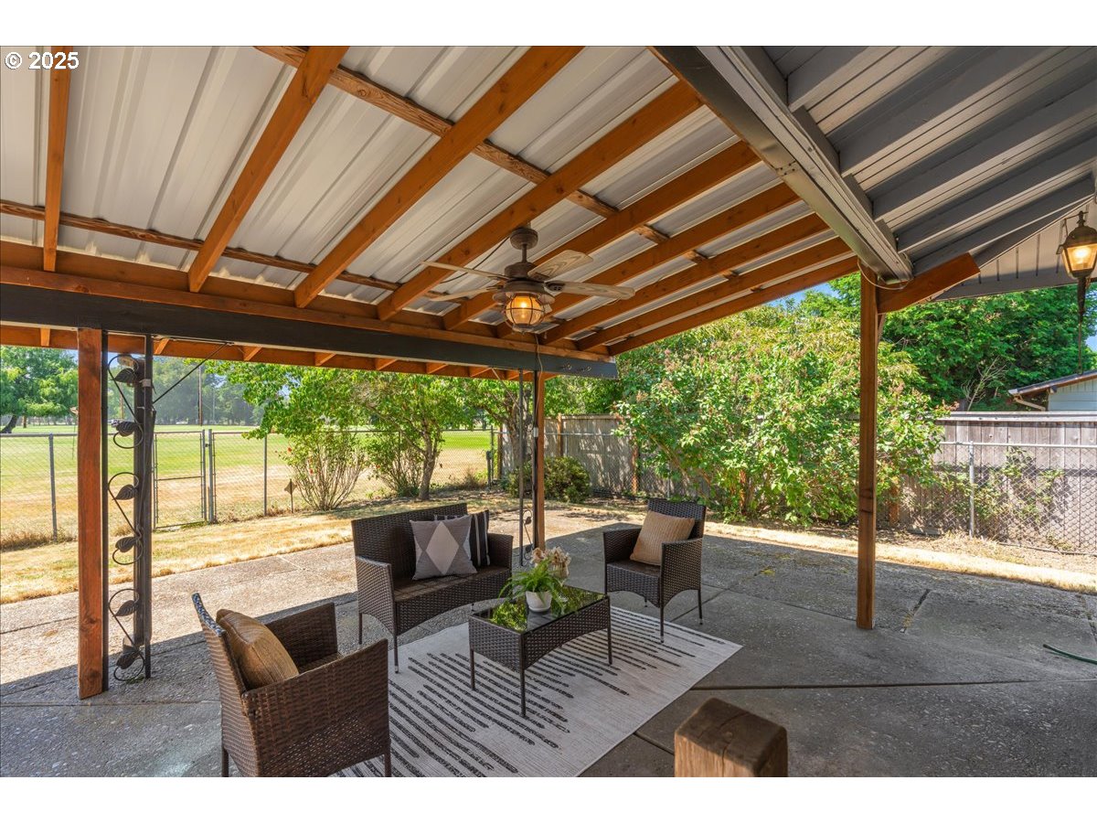 1475 NE COUNTRY CLUB AVE