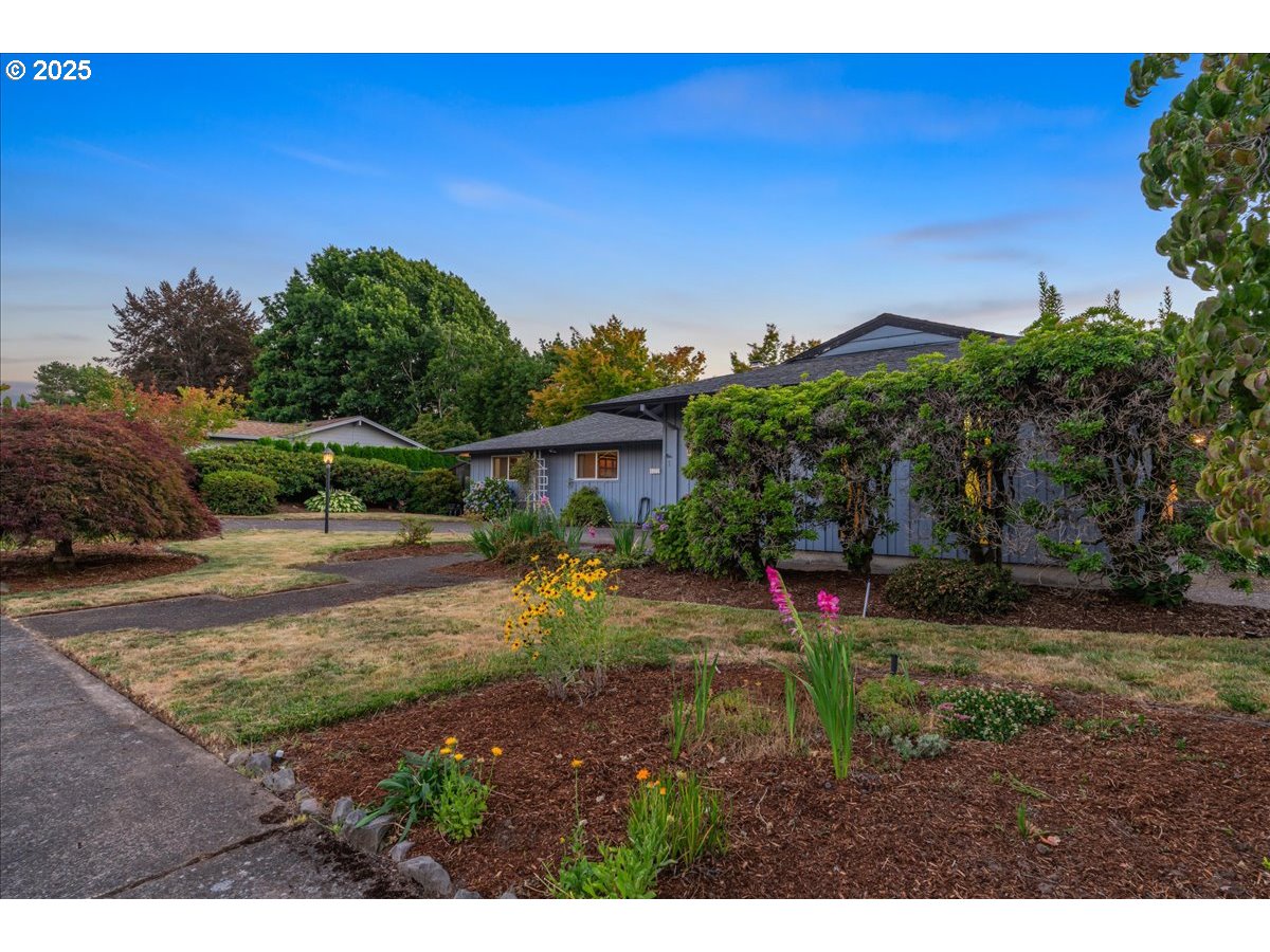 1475 NE COUNTRY CLUB AVE