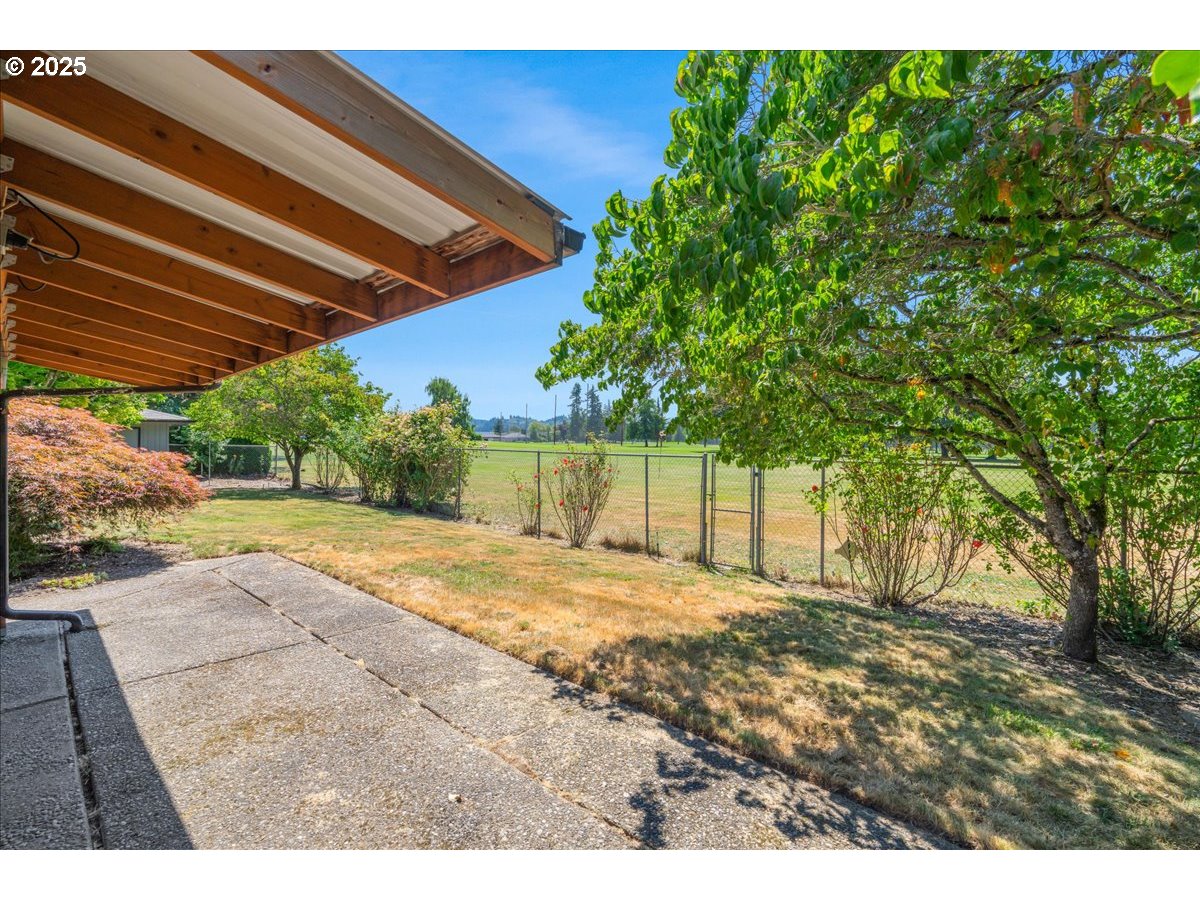 1475 NE COUNTRY CLUB AVE