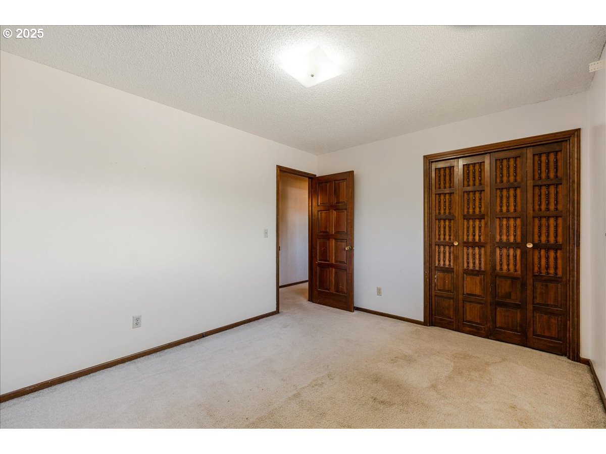 1475 NE COUNTRY CLUB AVE