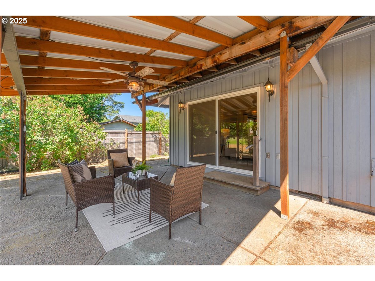 1475 NE COUNTRY CLUB AVE