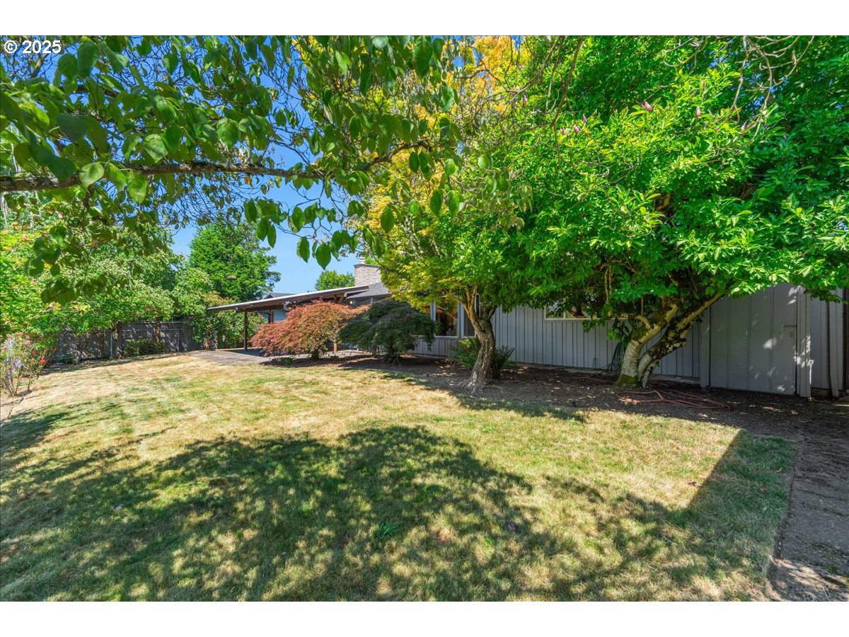 1475 NE COUNTRY CLUB AVE