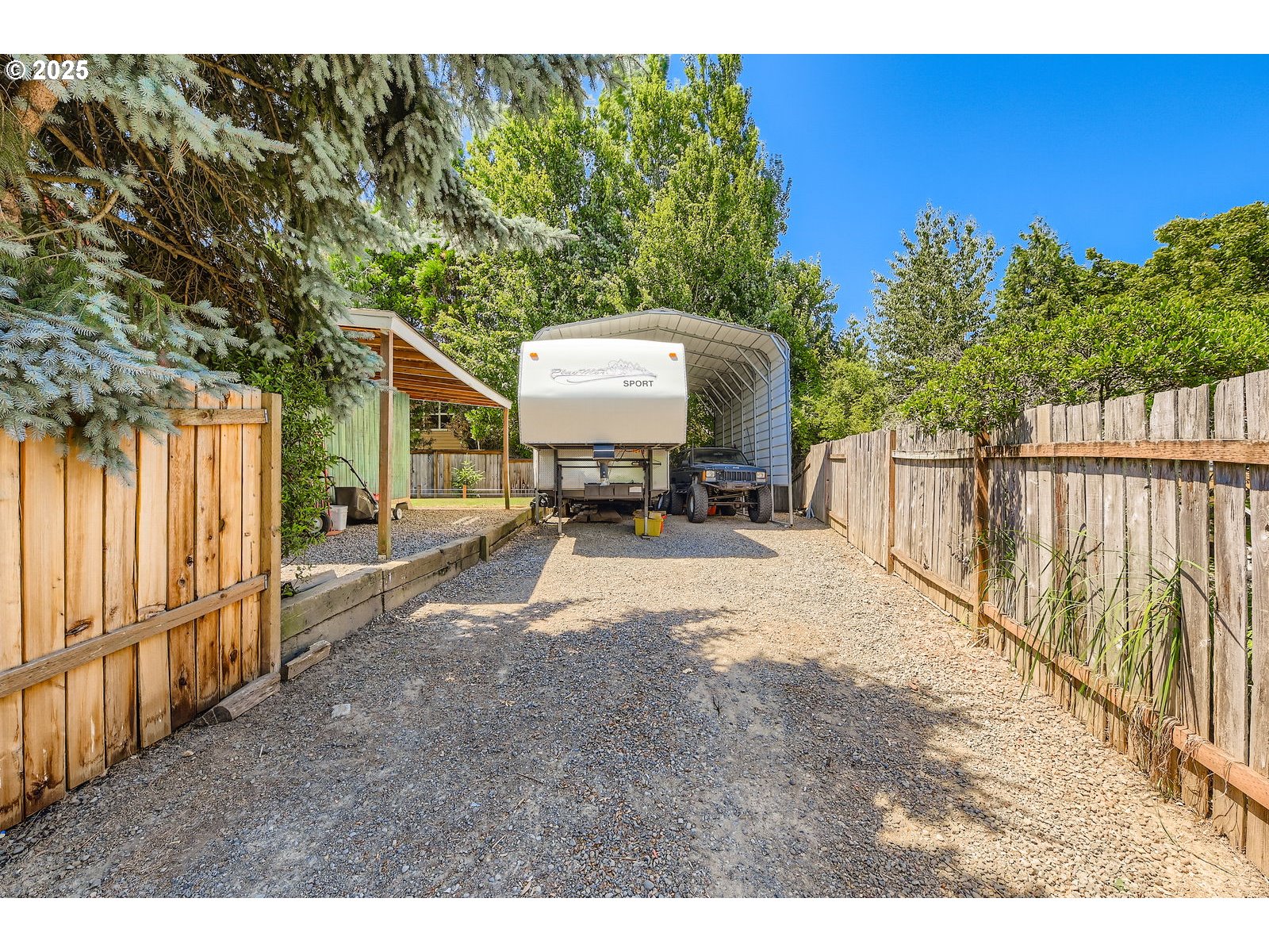 1013 SE HACIENDA LN