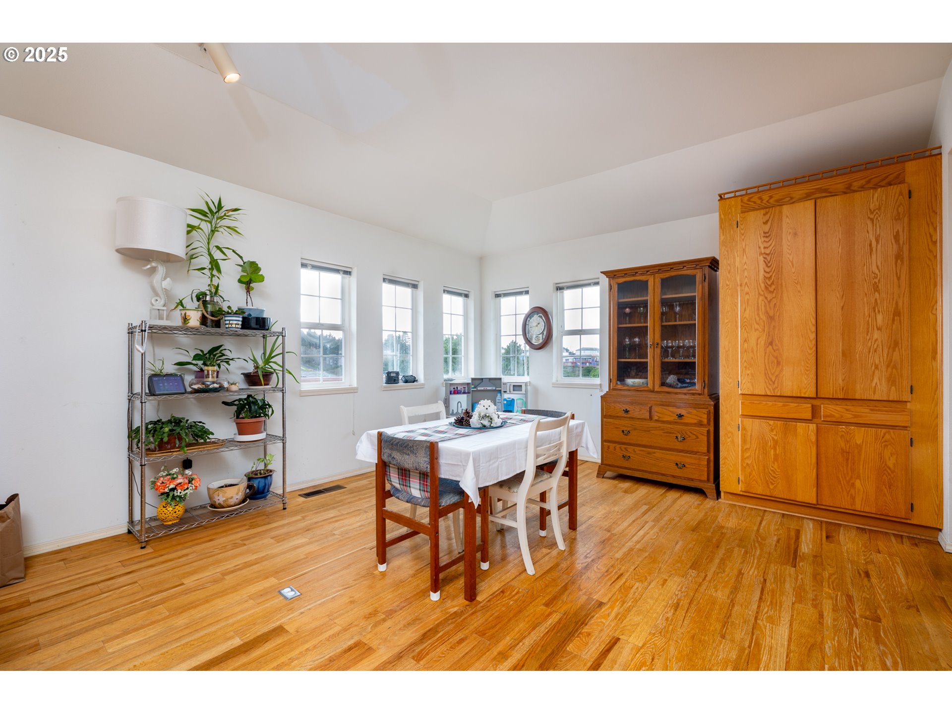60 SE COOK AVE