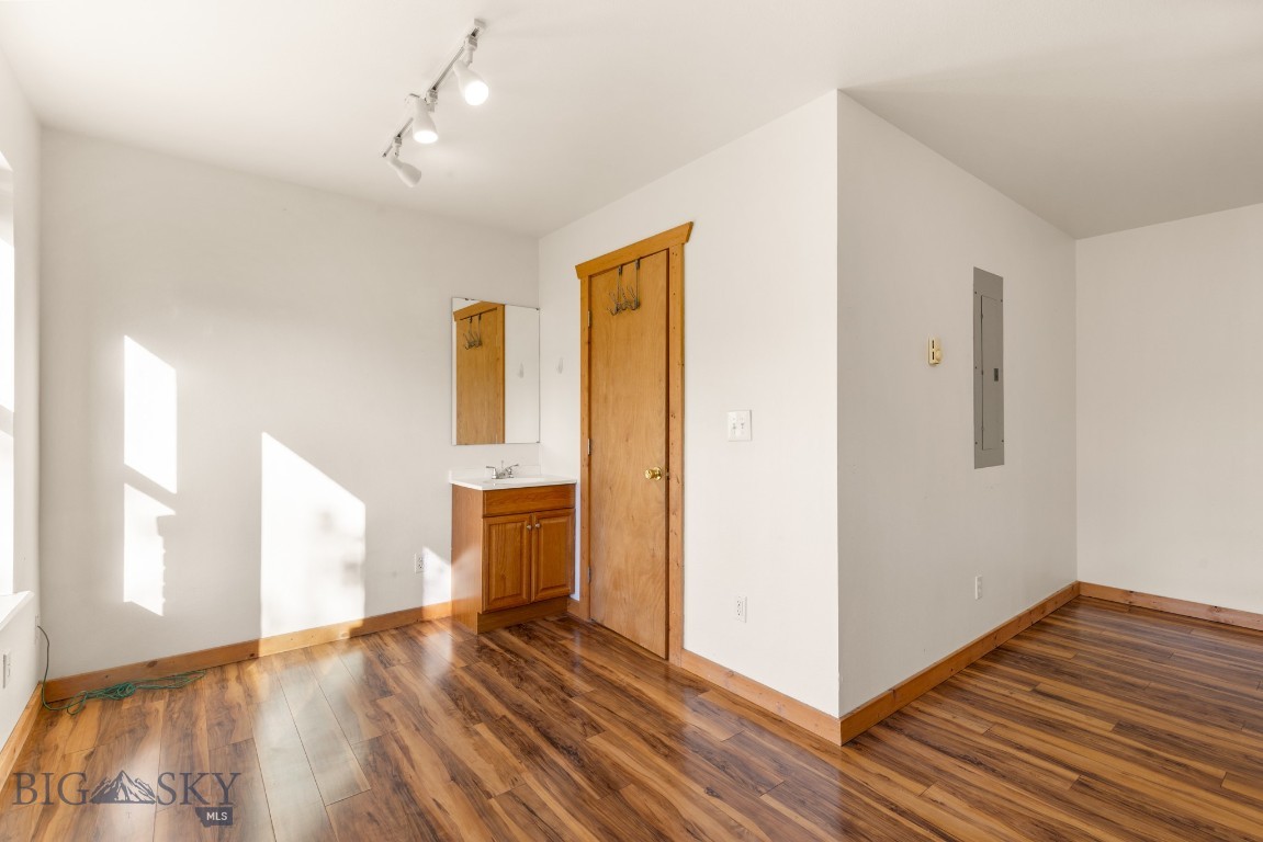 1225 W Kagy Boulevard