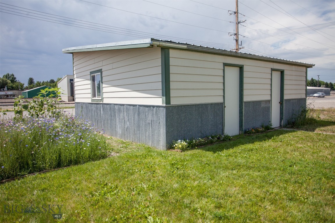 305 E Railroad Avenue N