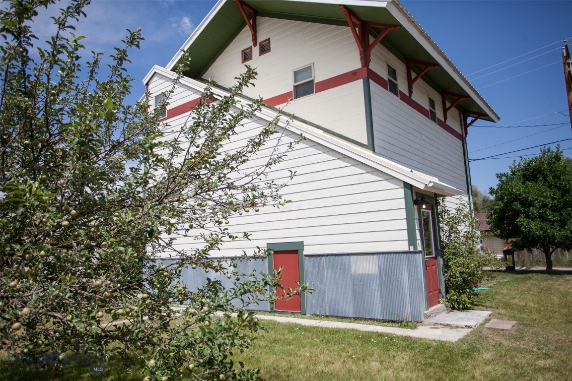 305 E Railroad Avenue N