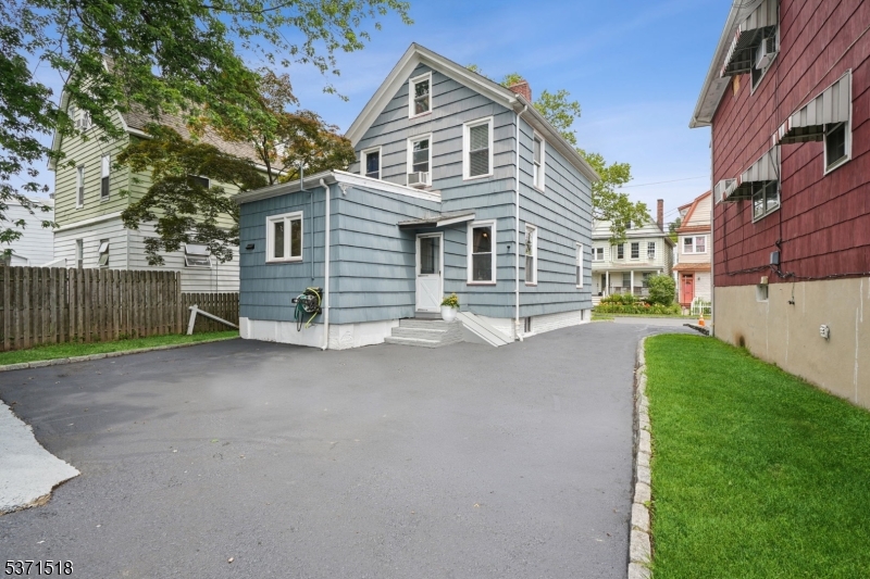 59 James St