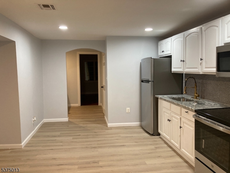 62 Llewellyn Ave 3