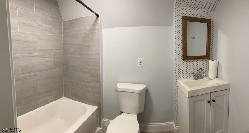 62 Llewellyn Ave 3