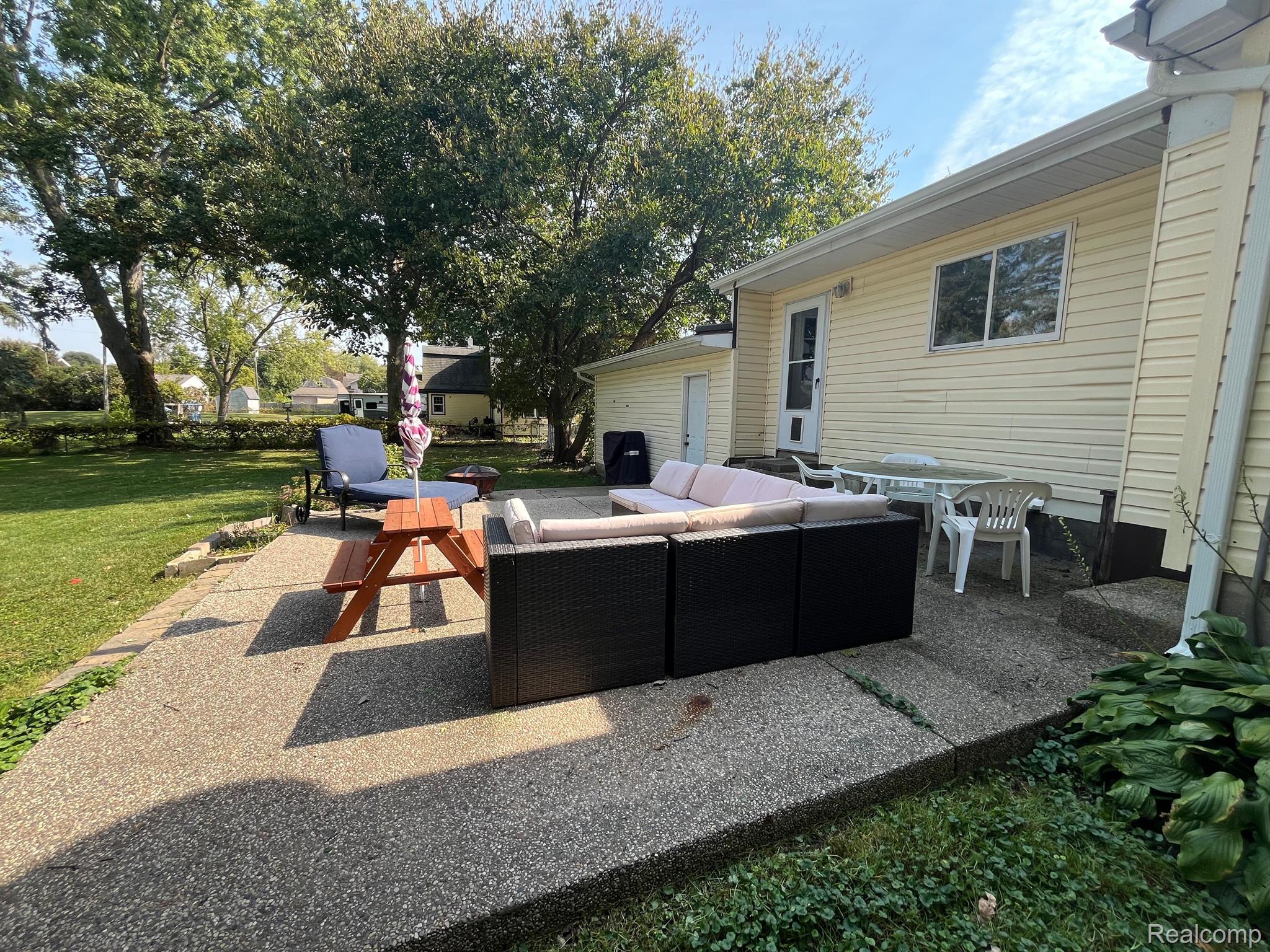 425 SCHOOLHOUSE Street