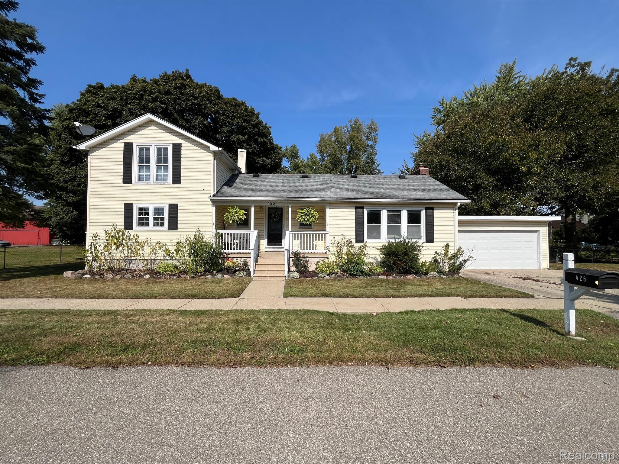 425 SCHOOLHOUSE Street