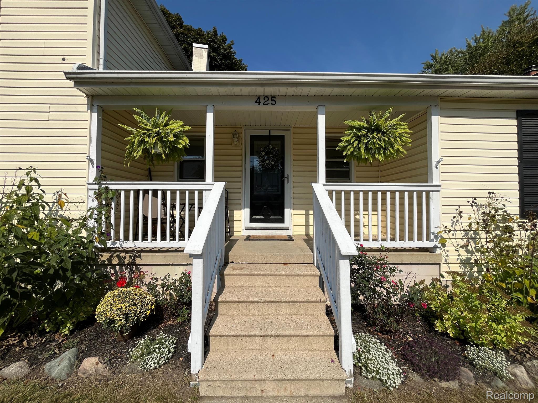 425 SCHOOLHOUSE Street