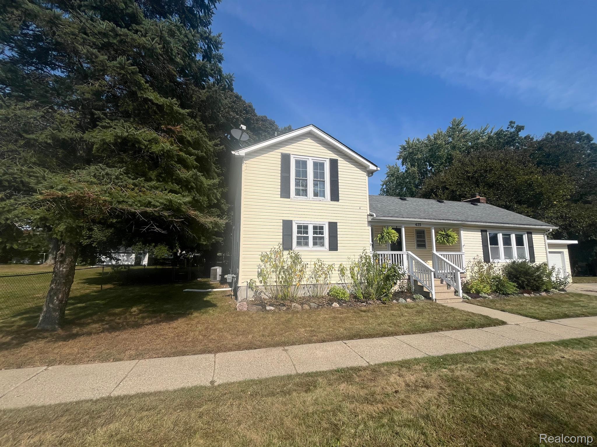 425 SCHOOLHOUSE Street