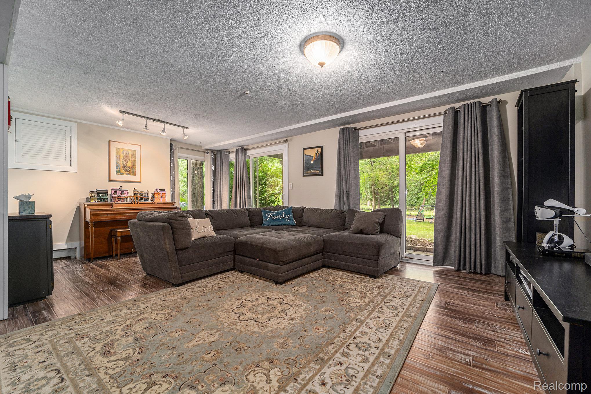 4729 Curtis Lane