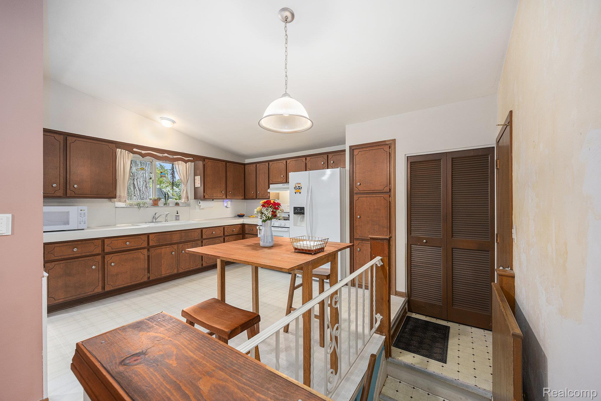 10 Niagara Avenue