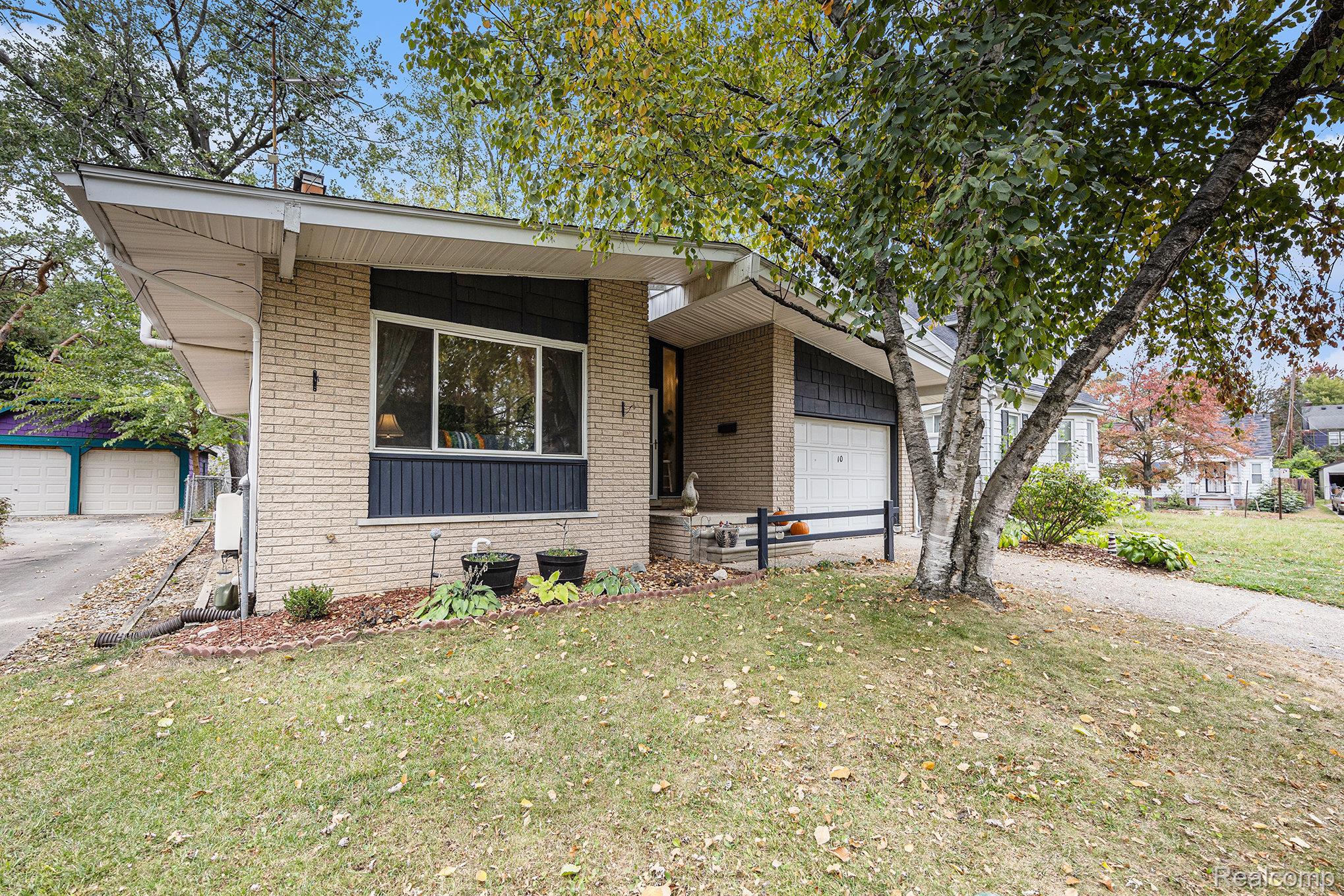 10 Niagara Avenue