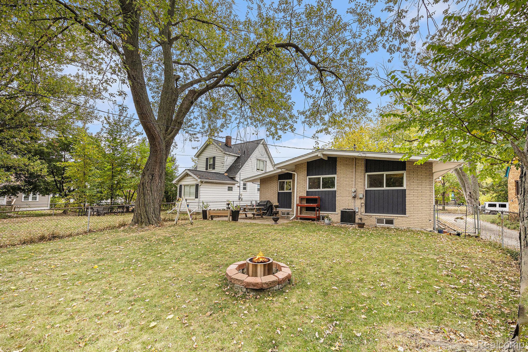 10 Niagara Avenue