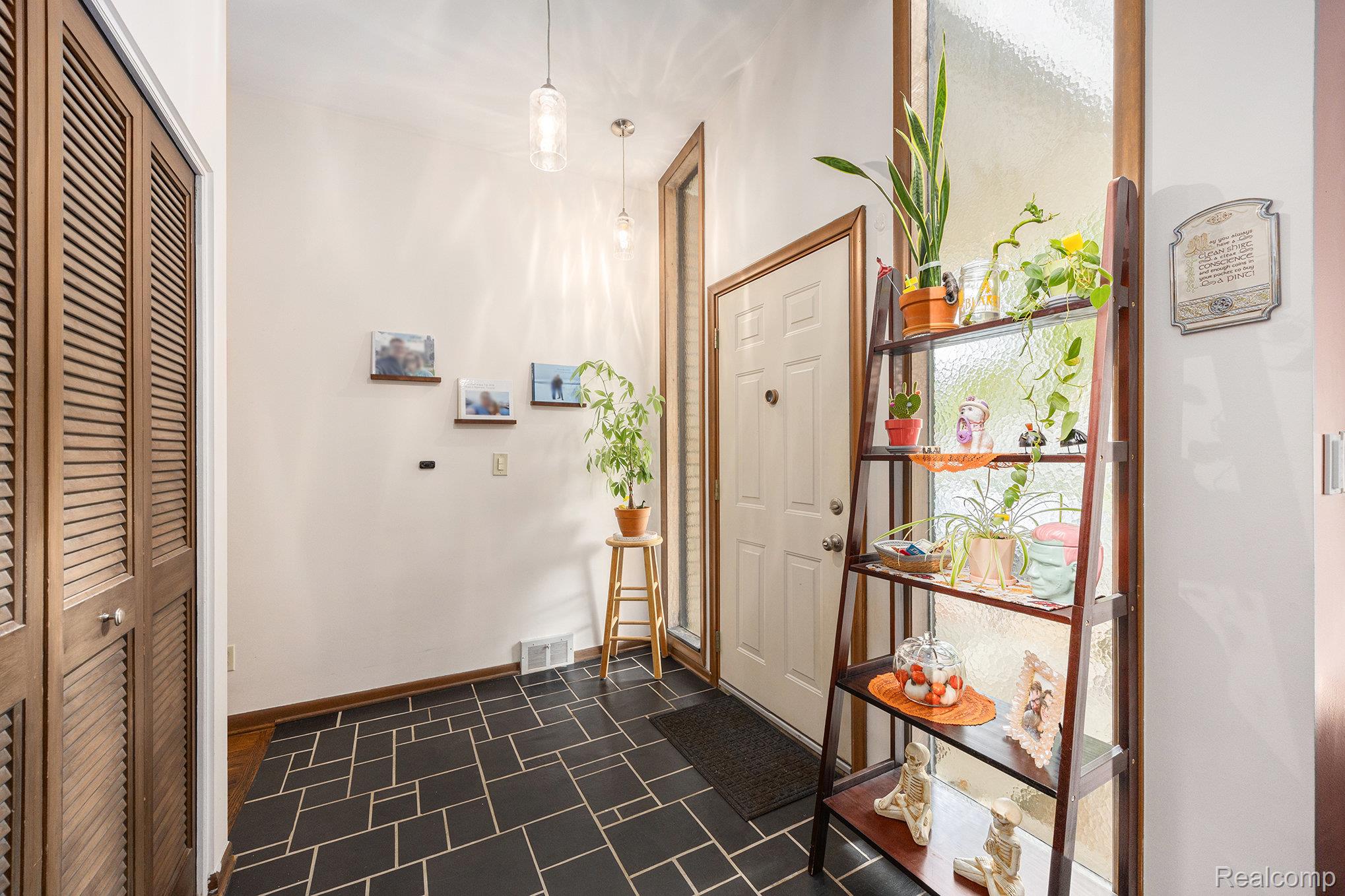 10 Niagara Avenue