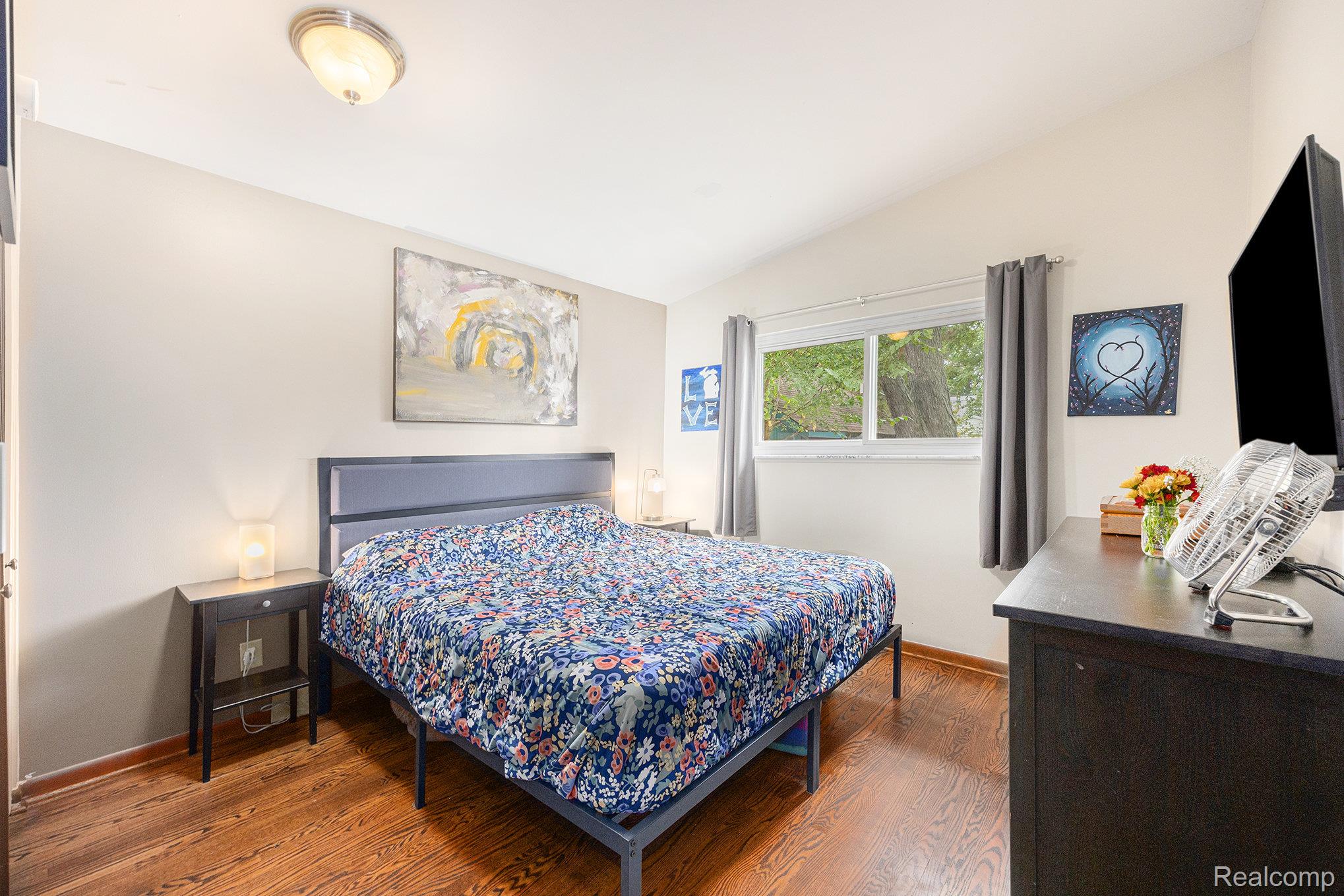 10 Niagara Avenue