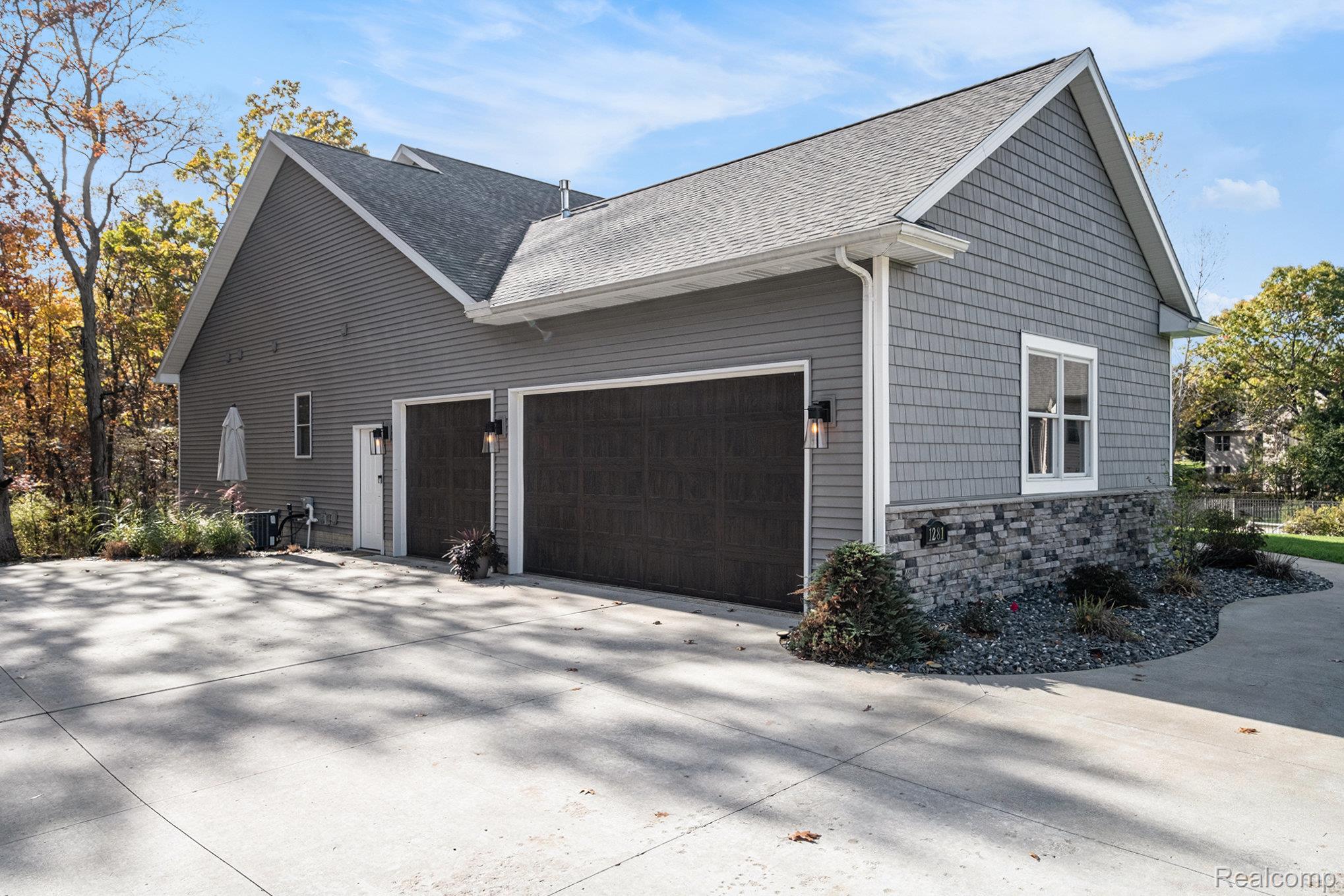 1281 Victoria Lane