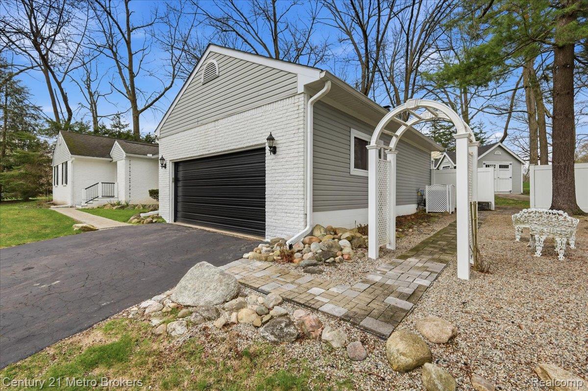 5060 Oneida Drive